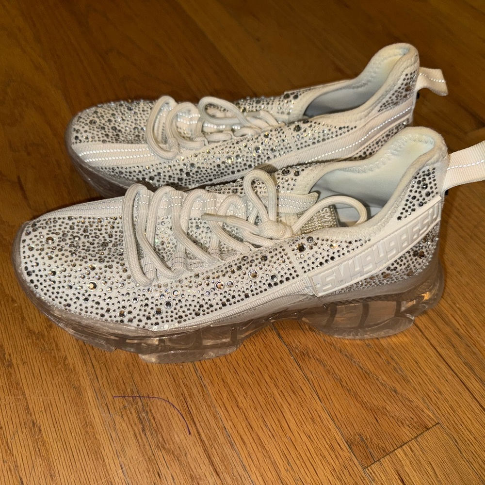 Steve Madden Women’s Maxima-R Rhinestones Embellished Sneaker White 8M.